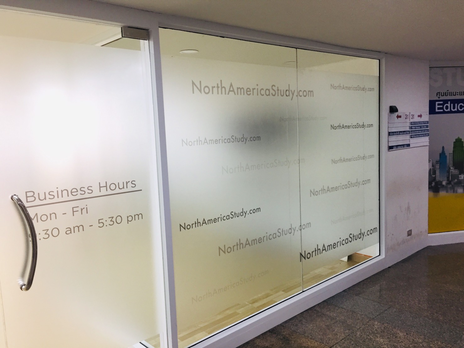 สติกเกอร์ติดกระจกฝ้า