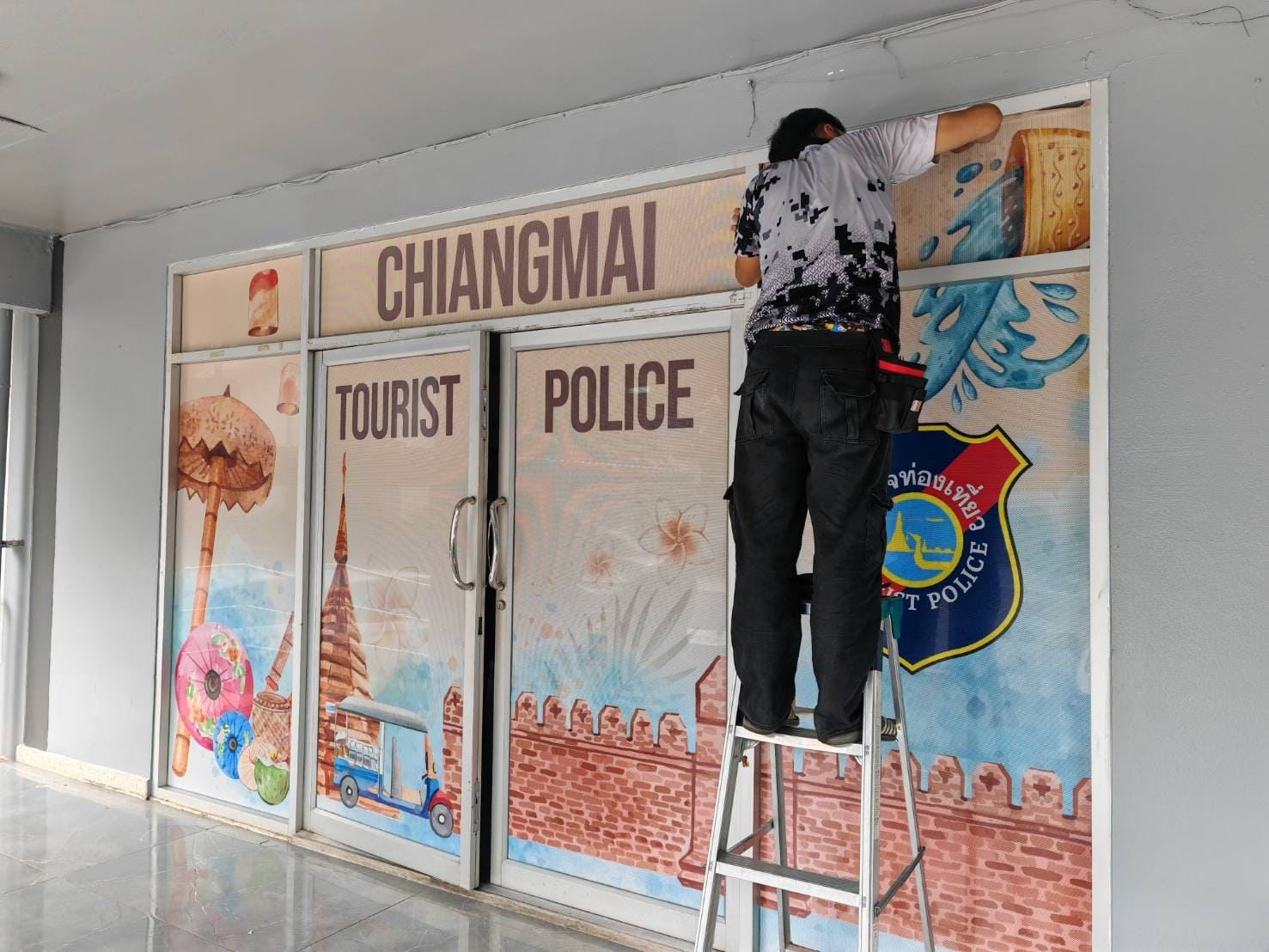 ช่างติดสติ๊กเกอร์ซีทรูพิมพ์ลาย