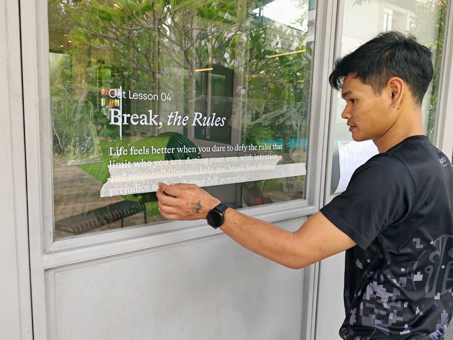 ช่างติดสติ๊กเกอร์ไดคัทติดกระจก