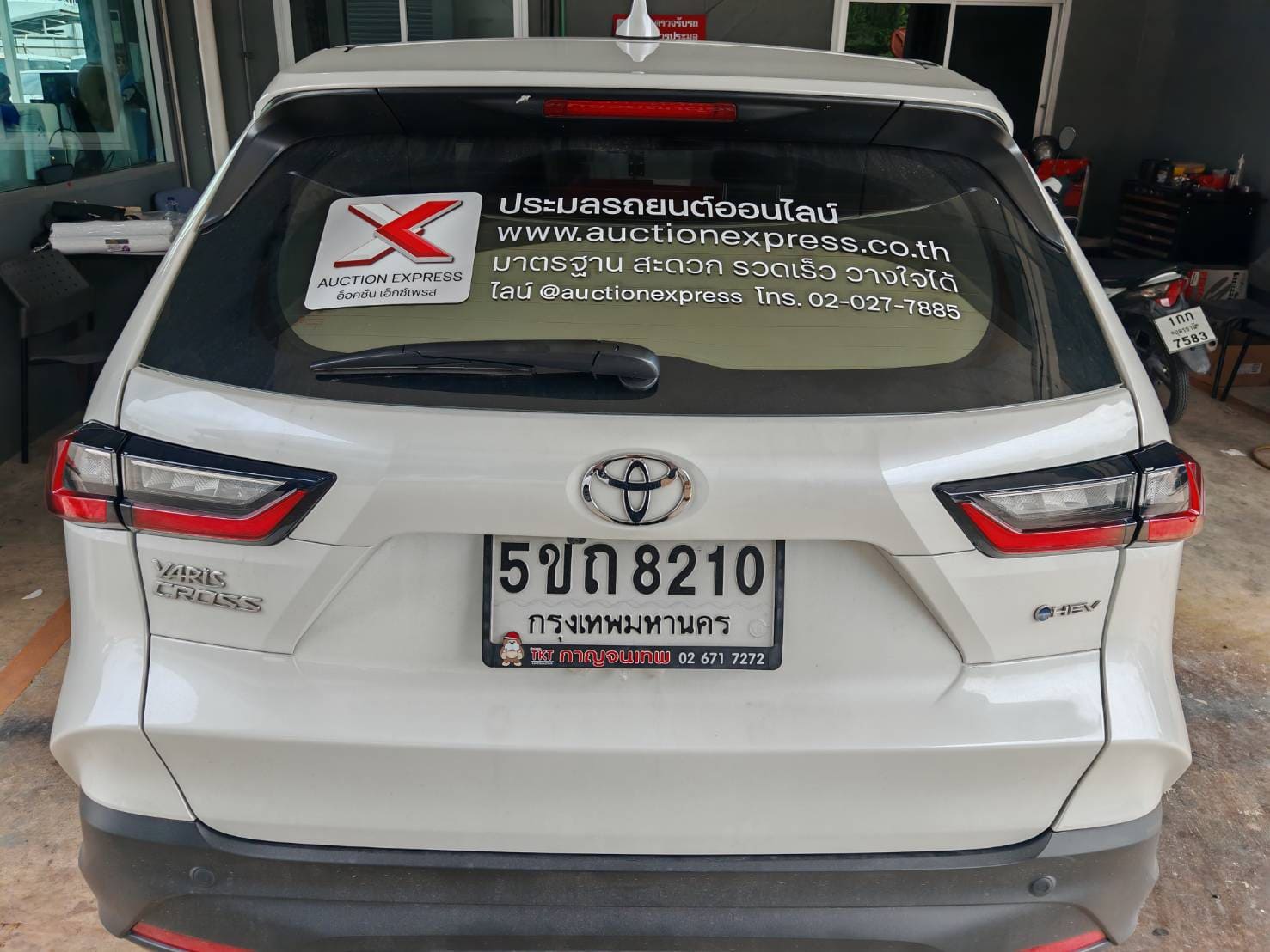 ตัดสติ๊กเกอร์ติดกระจกรถบริษัท