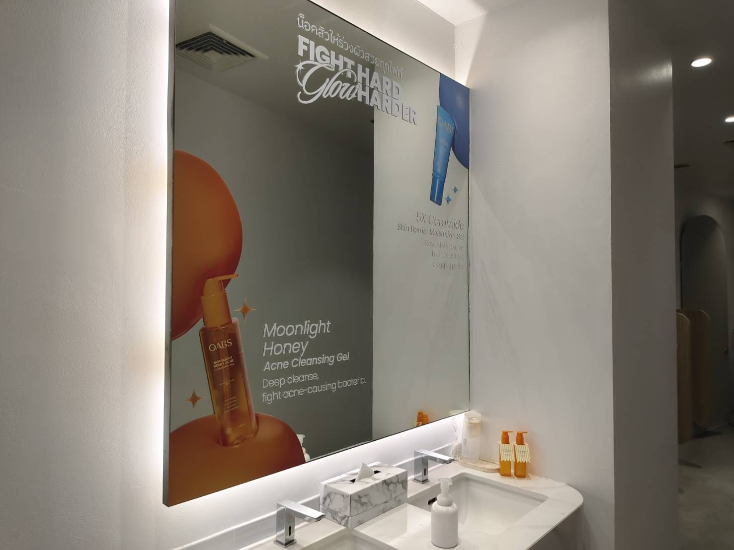 ตัดสติ๊กเกอร์ติดกระจกห้องน้ำ