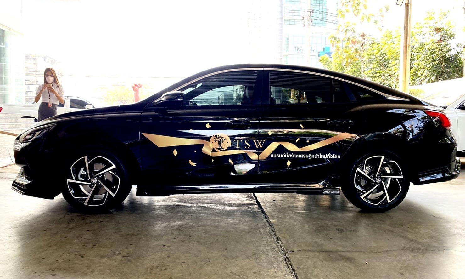 ตัดสติ๊กเกอร์ติดข้างรถบริษัท