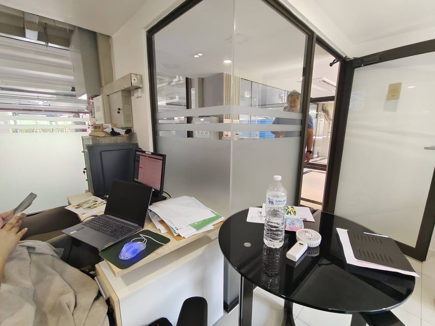 ติดสติ๊กเกอร์ฝ้ากระจกห้องทำงาน