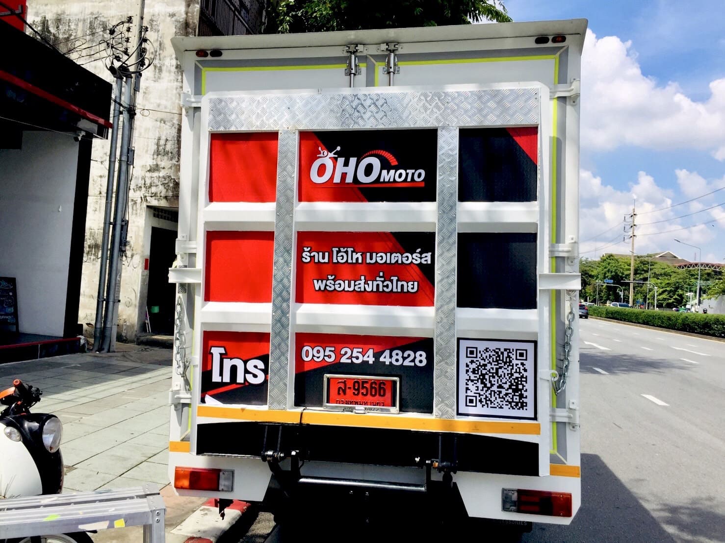 รับติดตั้งสติ๊กเกอร์รถตู้ทึบ