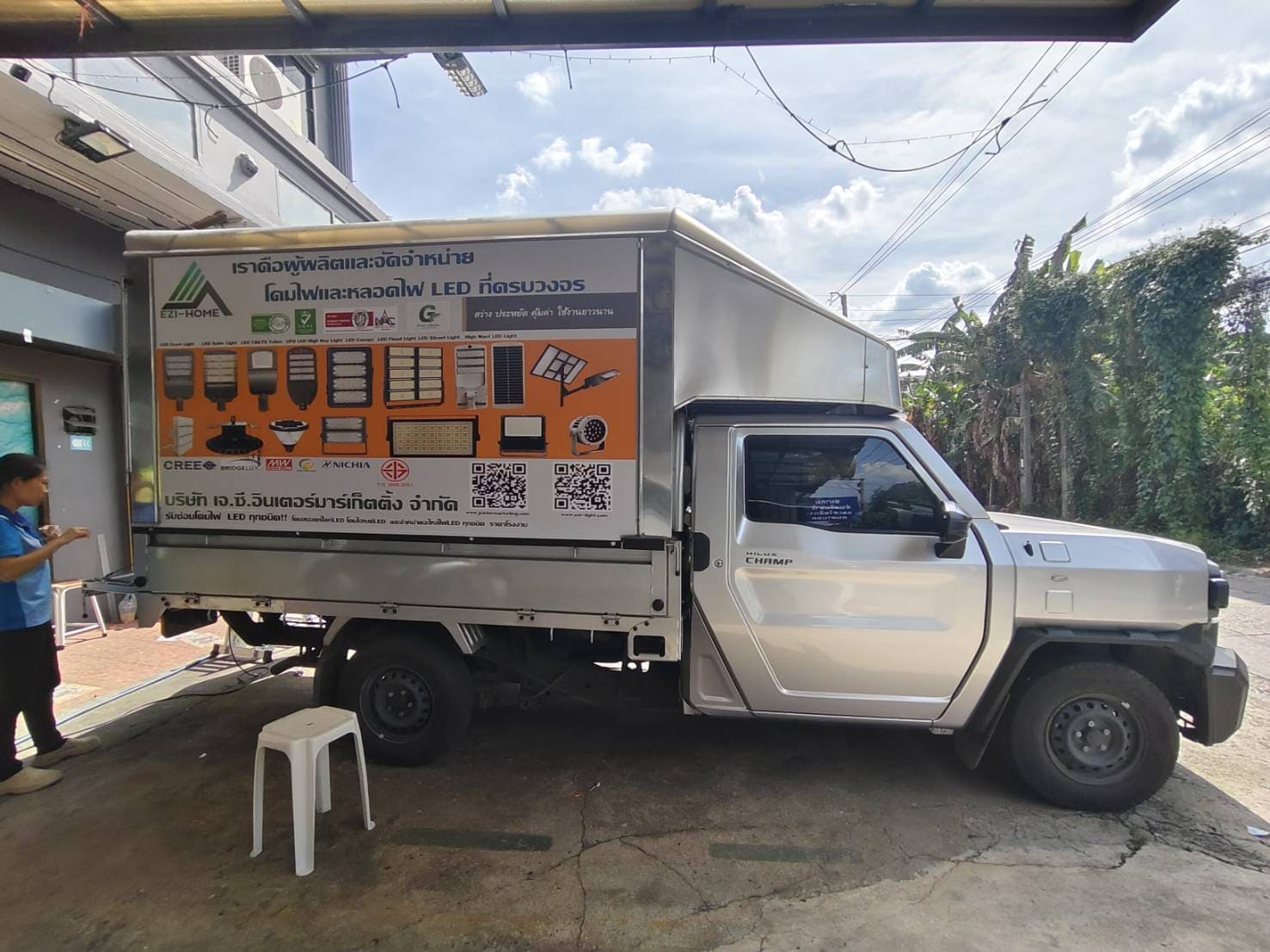 รับติดตั้งสติ๊กเกอร์รถตู้ทึบ