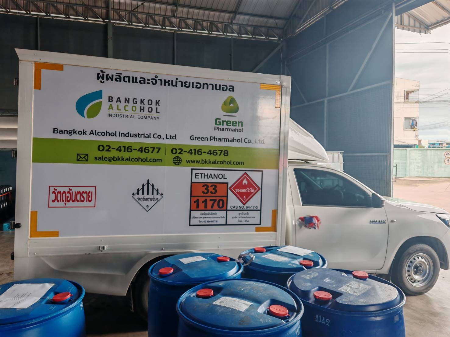 รับติดตั้งสติ๊กเกอร์รถตู้ทึบ