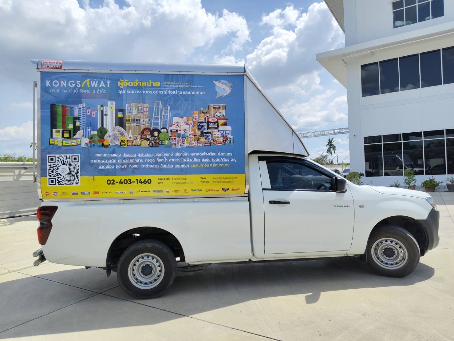 ติดสติ๊กเกอร์รถตู้ทึบขนส่งสินค้า