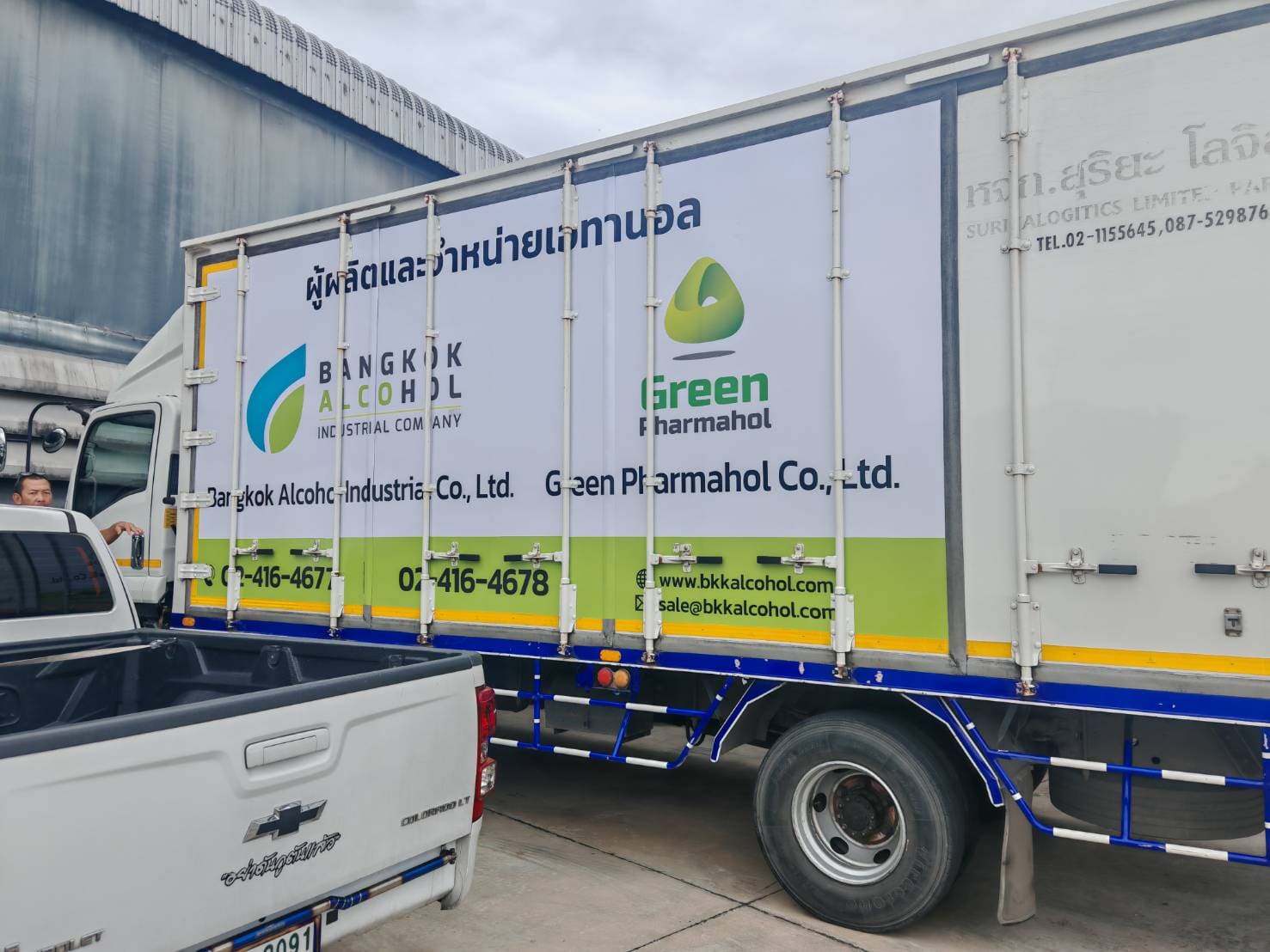 ปริ้นสติ๊กเกอร์ติดรถตู้ทึบขนาดใหญ่