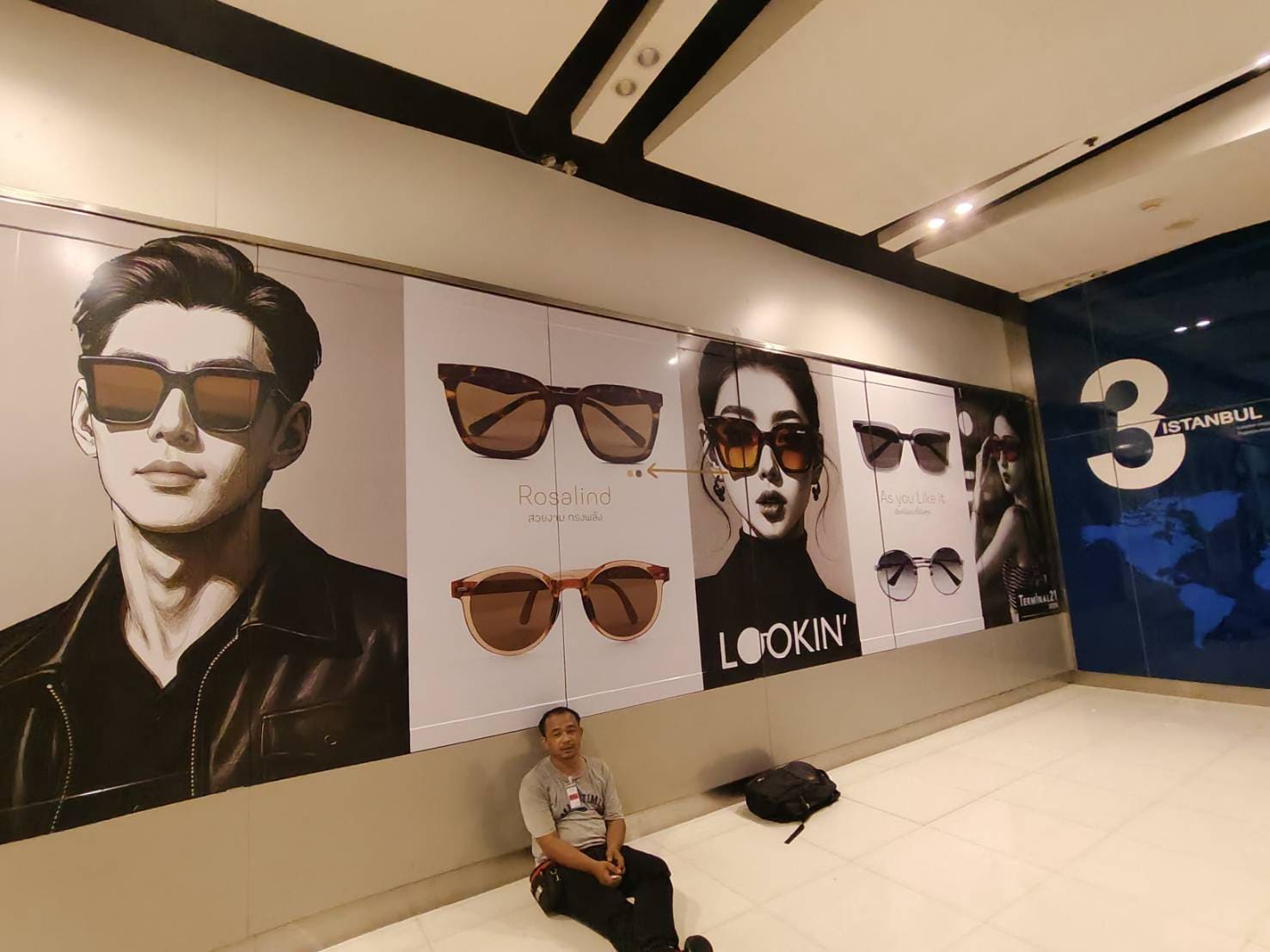 พิมพ์สติ๊กเกอร์ติดผนังโฆษณา