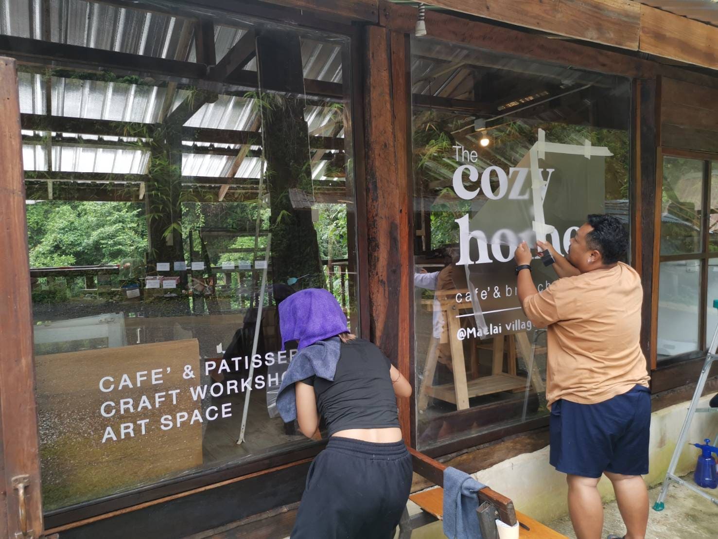 รับติดตั้งสติ๊กเกอร์กระจกร้านอาหาร