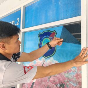 รับติดตั้งสติ๊กเกอร์ซีทรูติดกระจกสำนักงาน