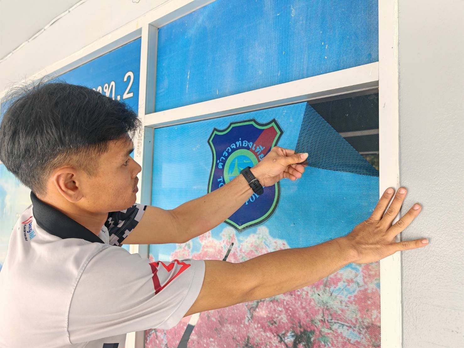 รับติดตั้งสติ๊กเกอร์ซีทรูติดกระจกสำนักงาน