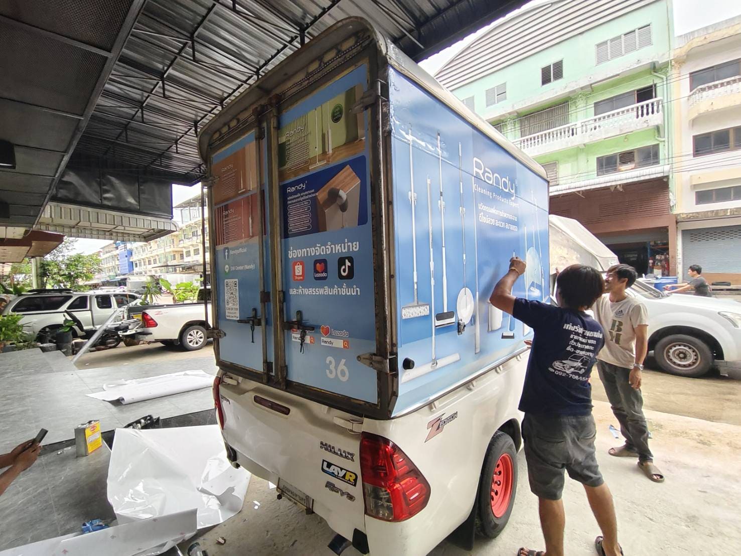 รับติดตั้งสติ๊กเกอร์รถตู้ทึบ