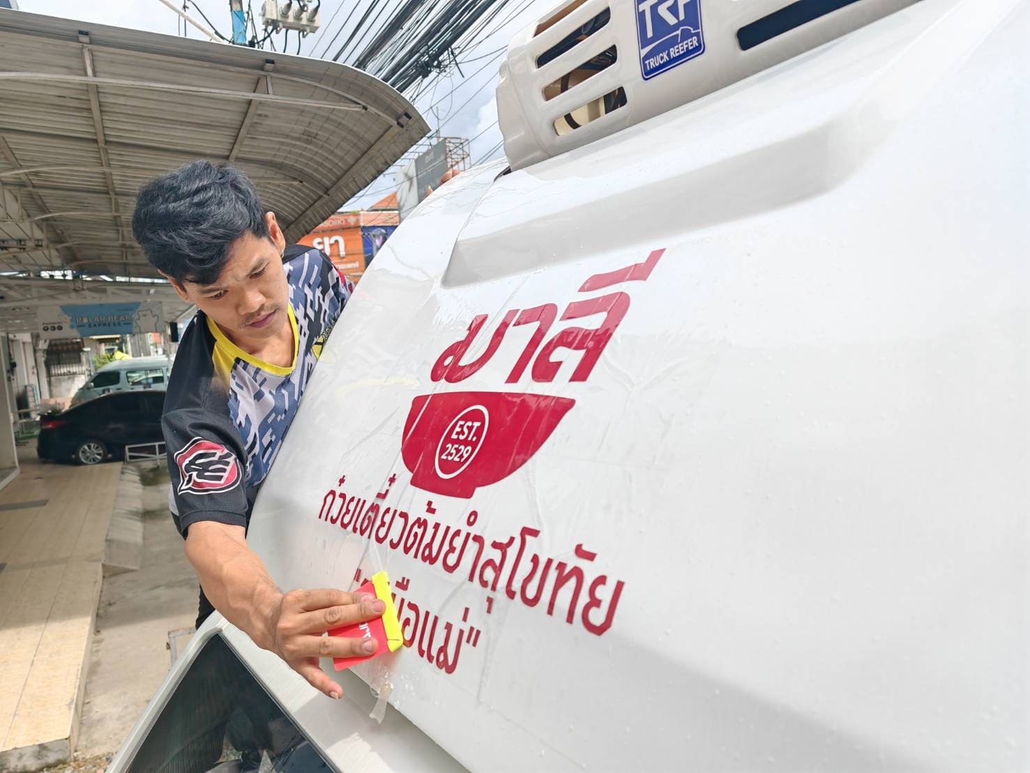 รับติดตั้งสติ๊กเกอร์ไดคัทติดรถ