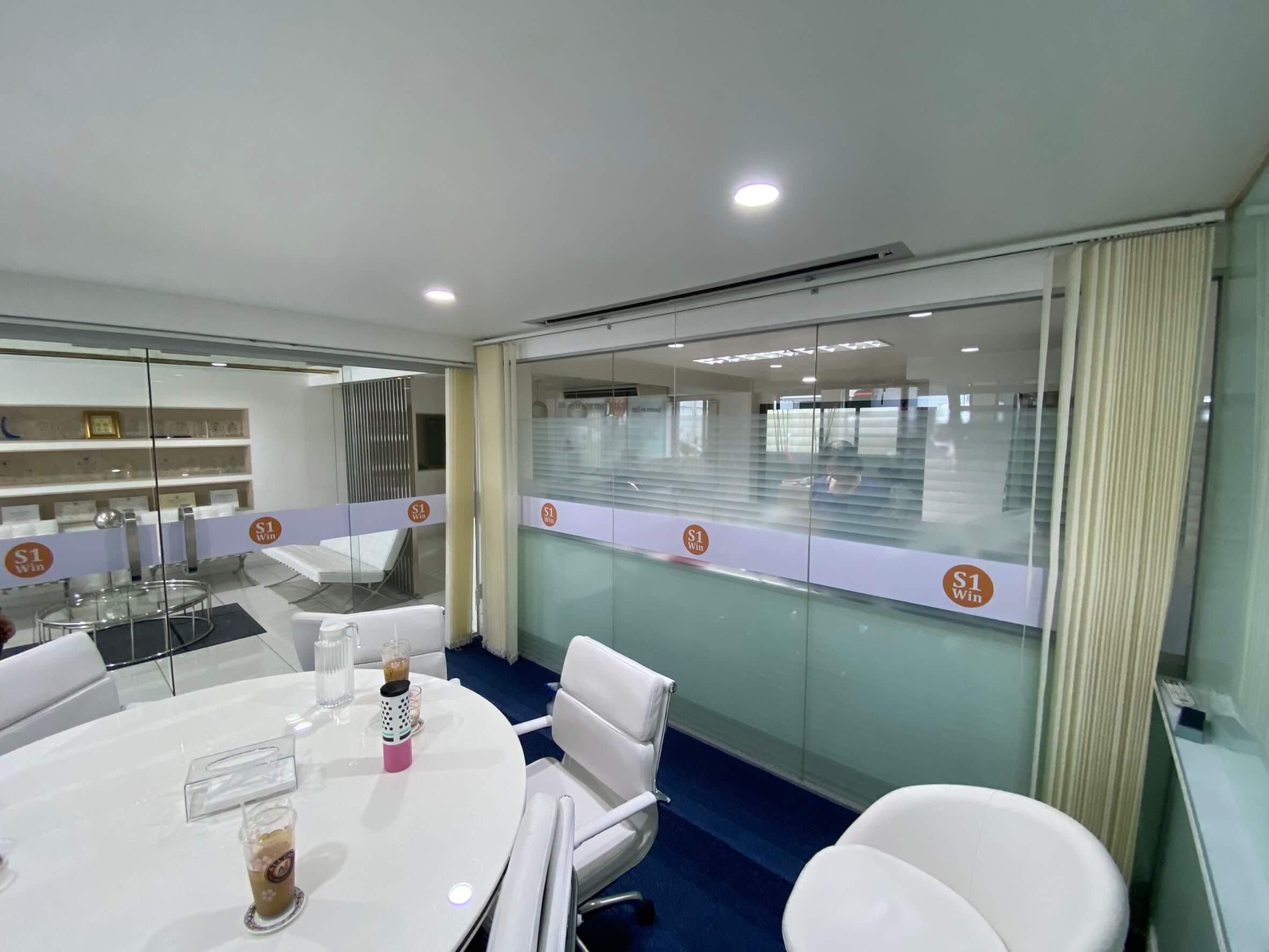 รับติดสติกเกอร์ฝ้าห้องประชุม