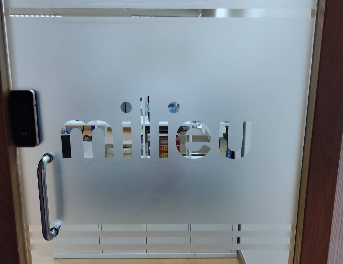 รับติดสติ๊กเกอร์ฝ้าฉลุลาย