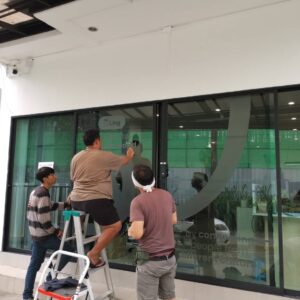 รับติดสติ๊กเกอร์ฝ้าฉลุลาย