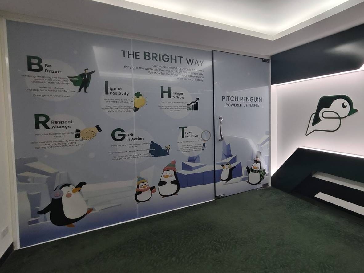 รับทำสติ๊กเกอร์ติดกระจกสำนักงาน