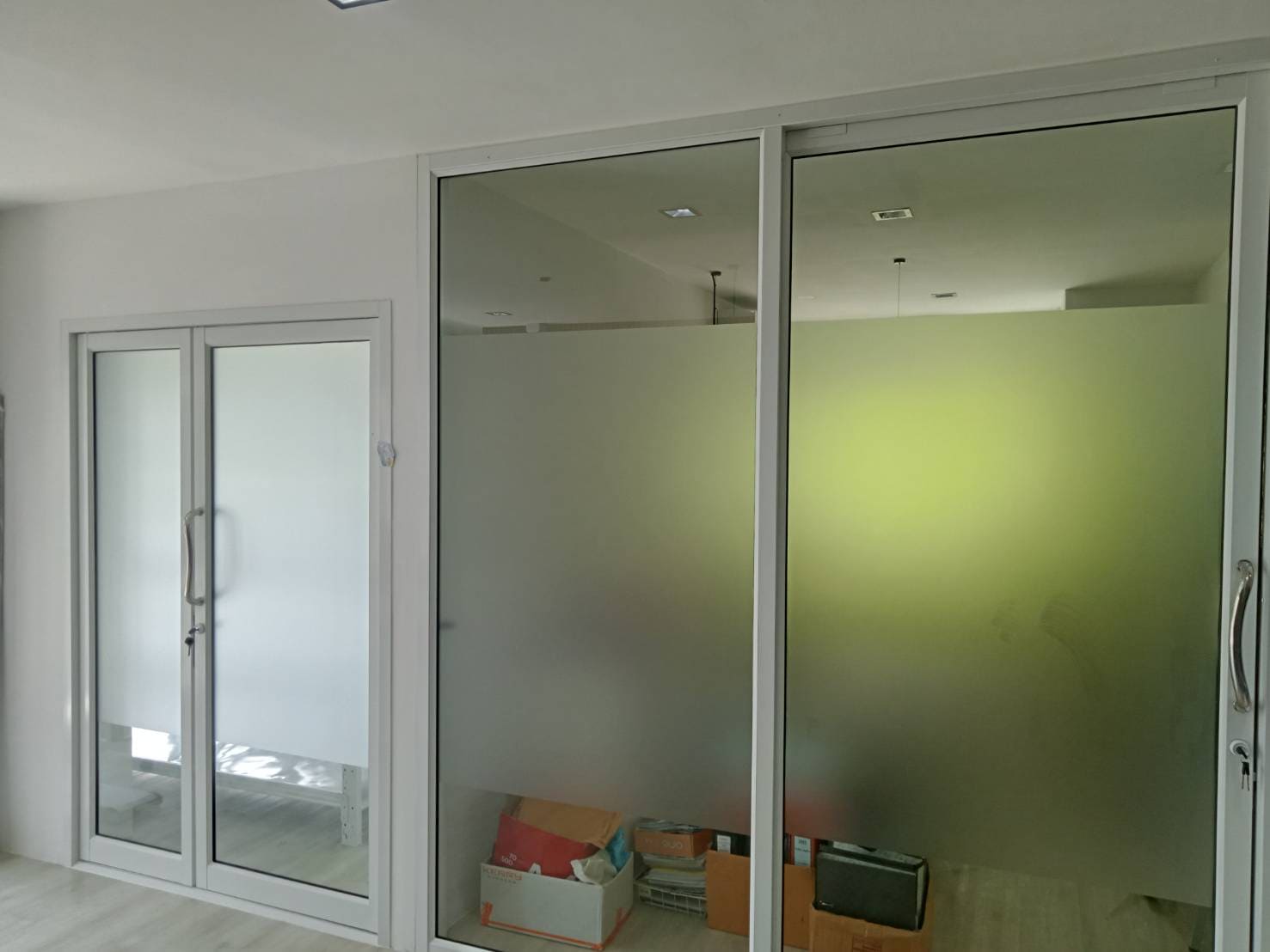 รับทำสติ๊กเกอร์ฝ้าติดกระจก