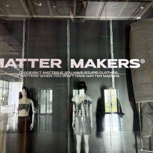 รับทําสติ๊กเกอร์ไดคัทติดกระจก