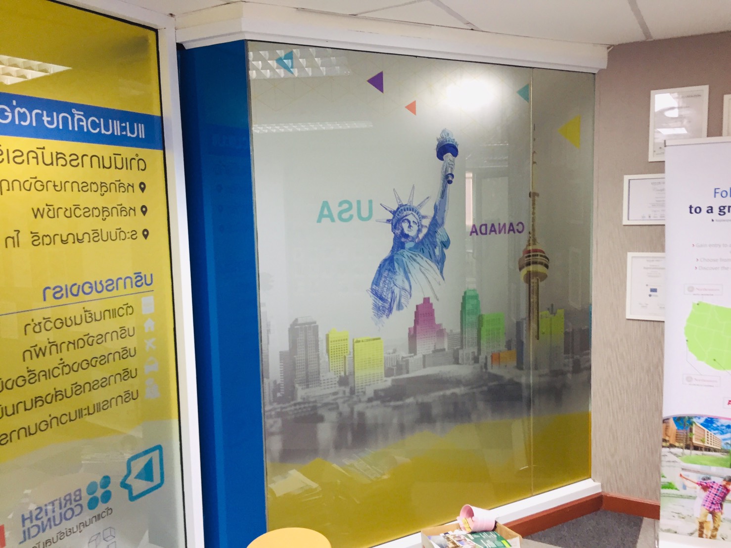 รับออกแบบสติ๊กเกอร์ 3M ติดกระจกสำนักงาน