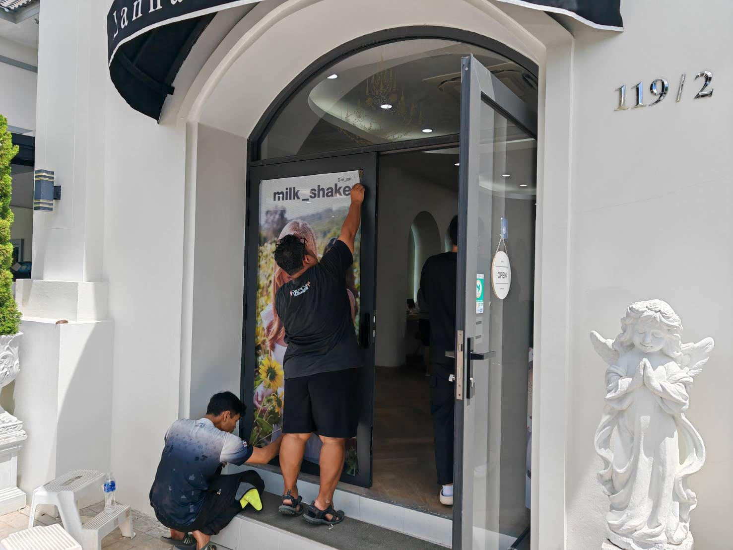 รับออกแบบและติดตั้งสติ๊กเกอร์ติดกระจกหน้าร้าน