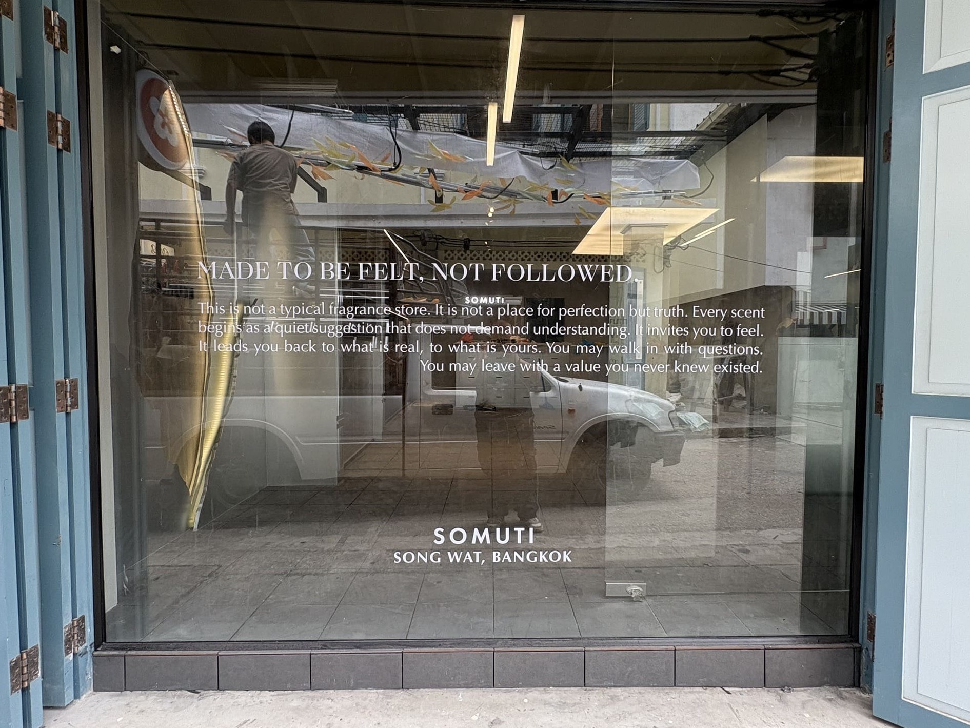 ร้านตัดสติ๊กเกอร์ตัวอักษรติดกระจกออฟฟิศ