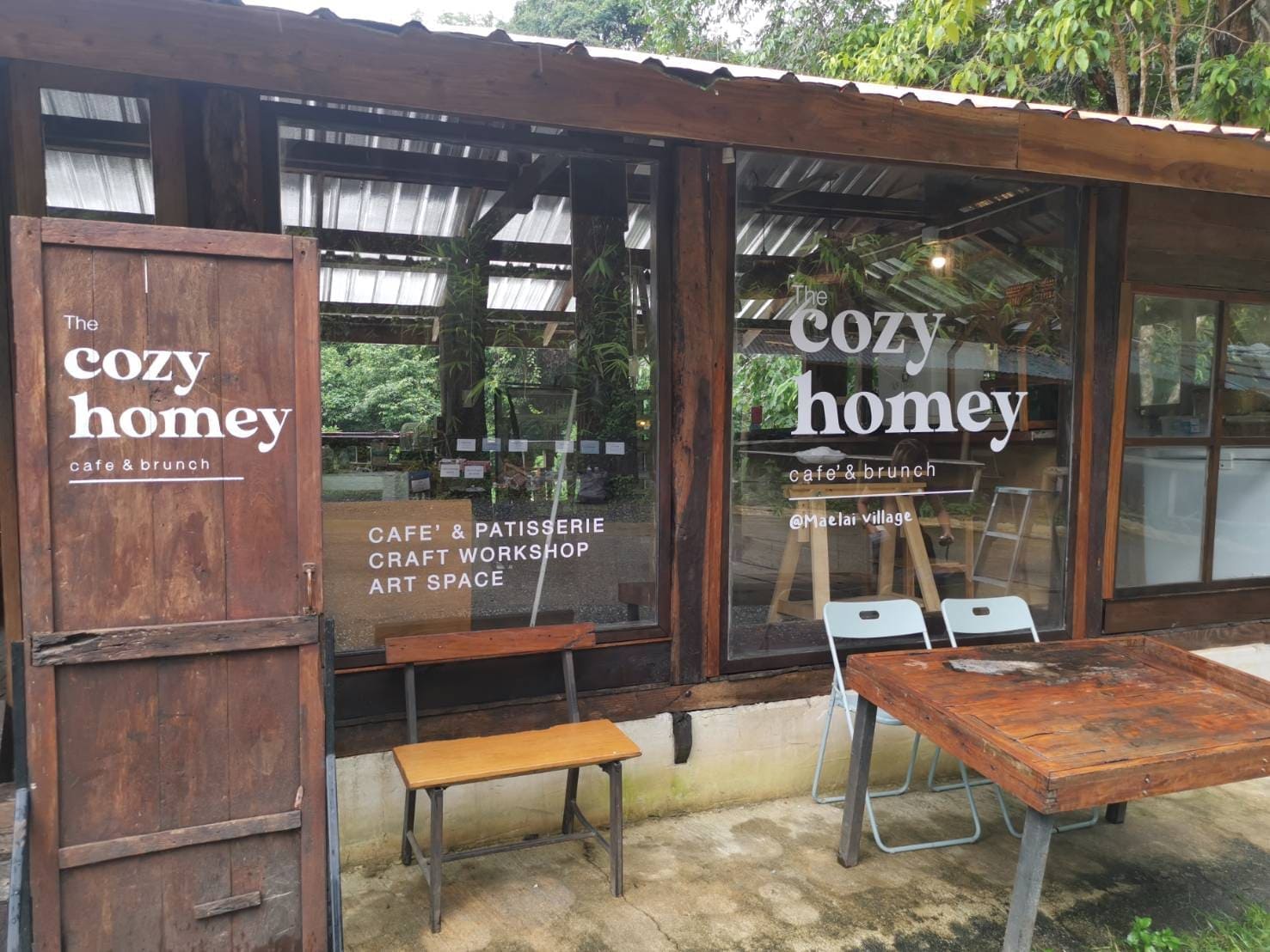 ร้านตัดสติ๊กเกอร์ติดกระจกหน้าร้านกาแฟ