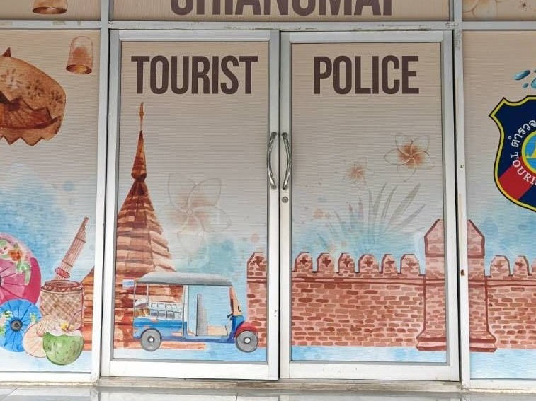 ร้านทําสติ๊กเกอร์ซีทรูติดกระจกประตู