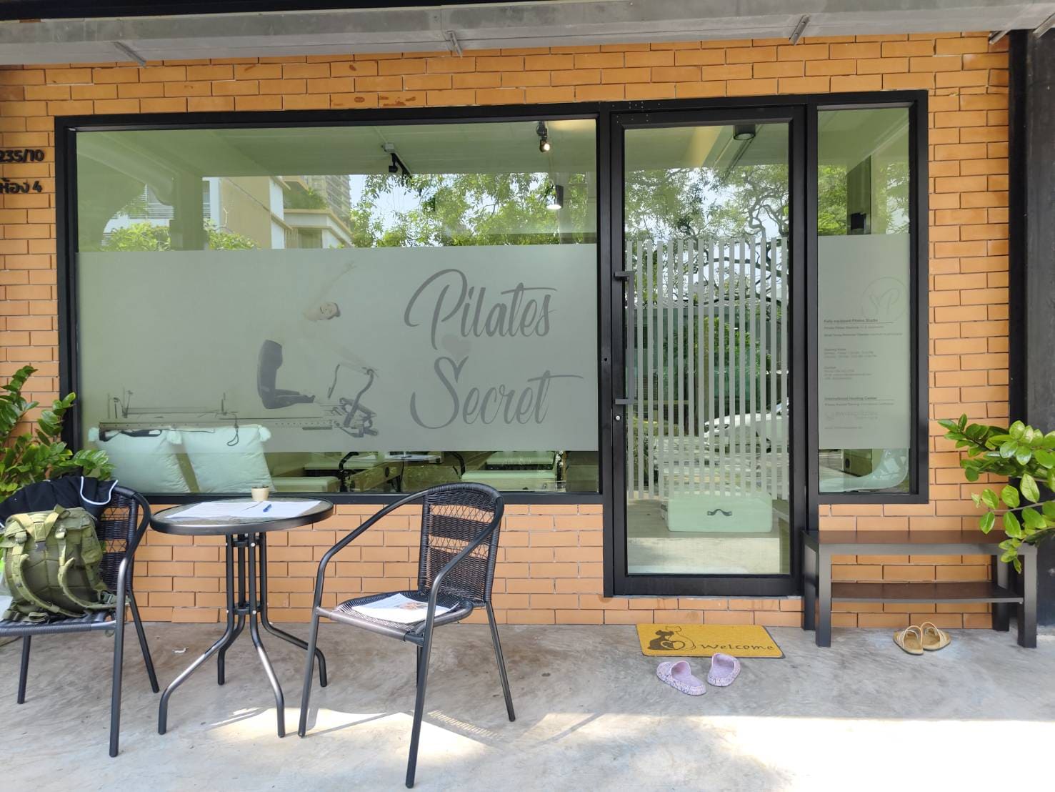 ร้านพิมพ์สติ๊กเกอร์ฝ้าตกแต่งหน้าร้าน