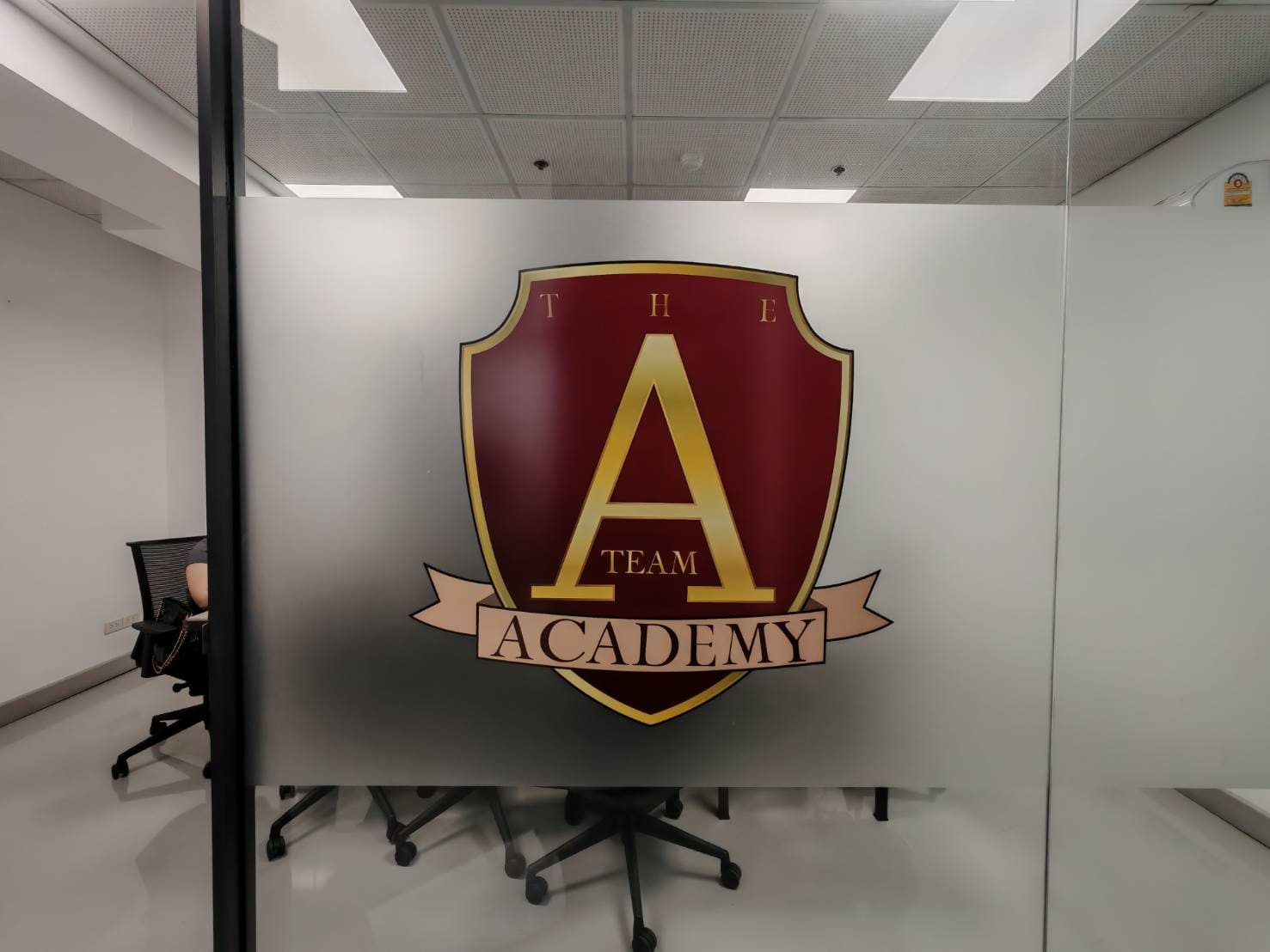 ร้านพิมพ์สติ๊กเกอร์โลโก้ติดกระจกฝ้า