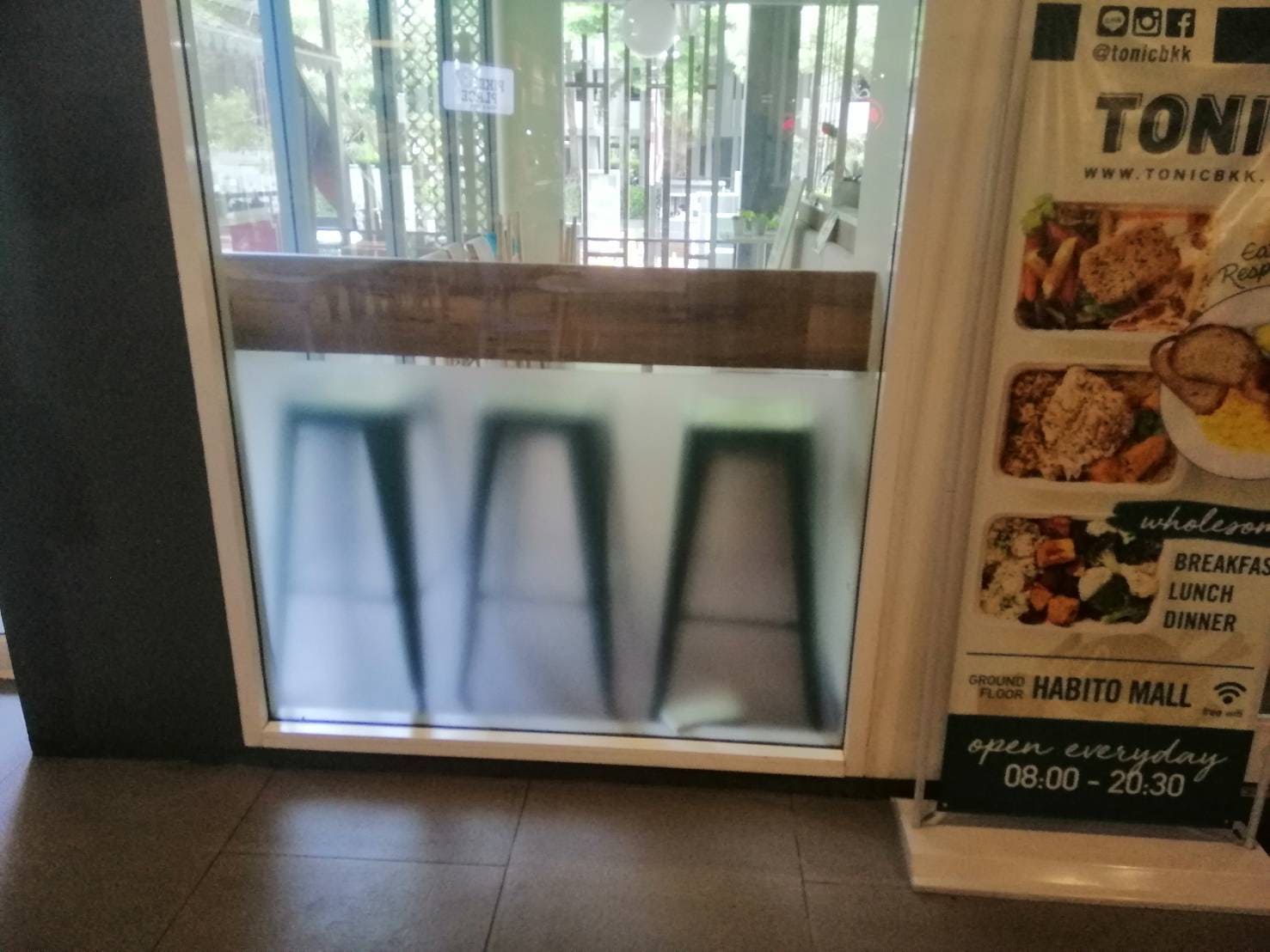 ช่างติดตั้งสติ๊กเกอร์ขุ่น