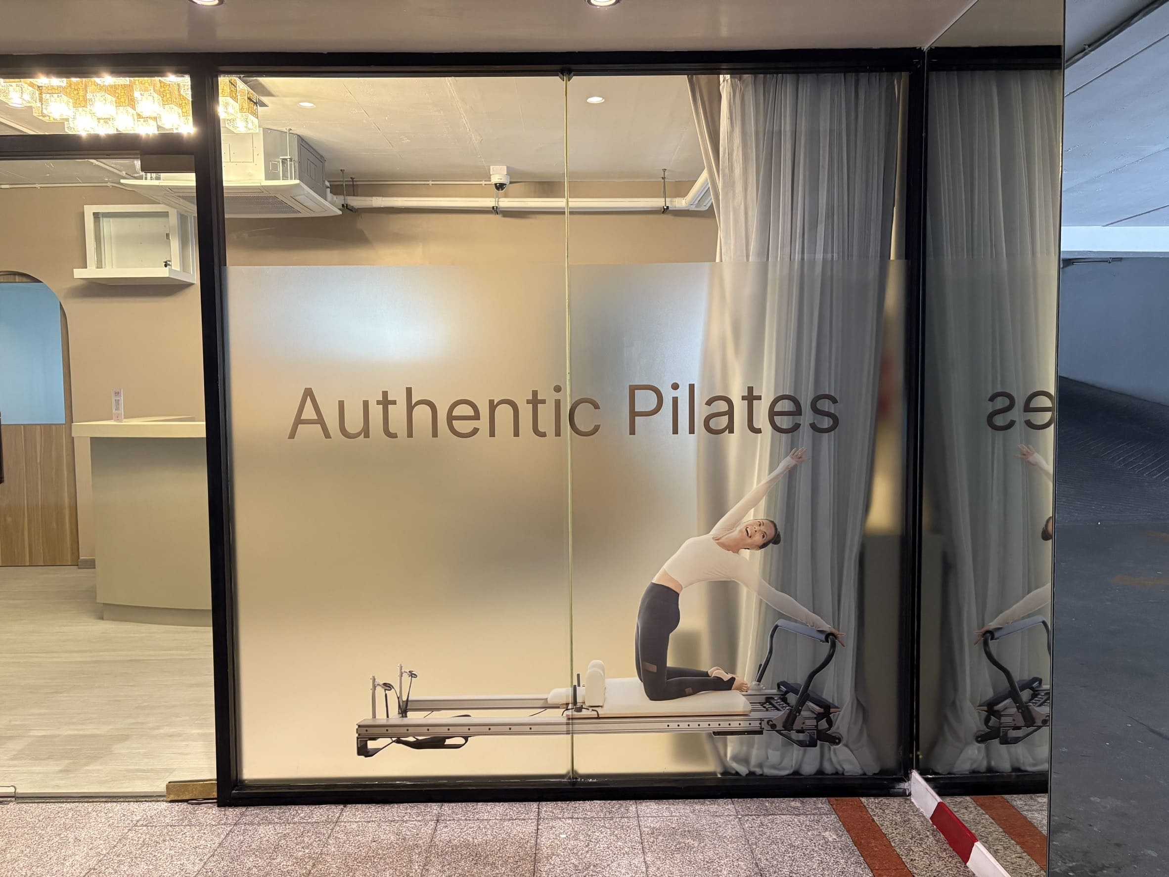 สติ๊กเกอร์ขุ่นติดกระจก