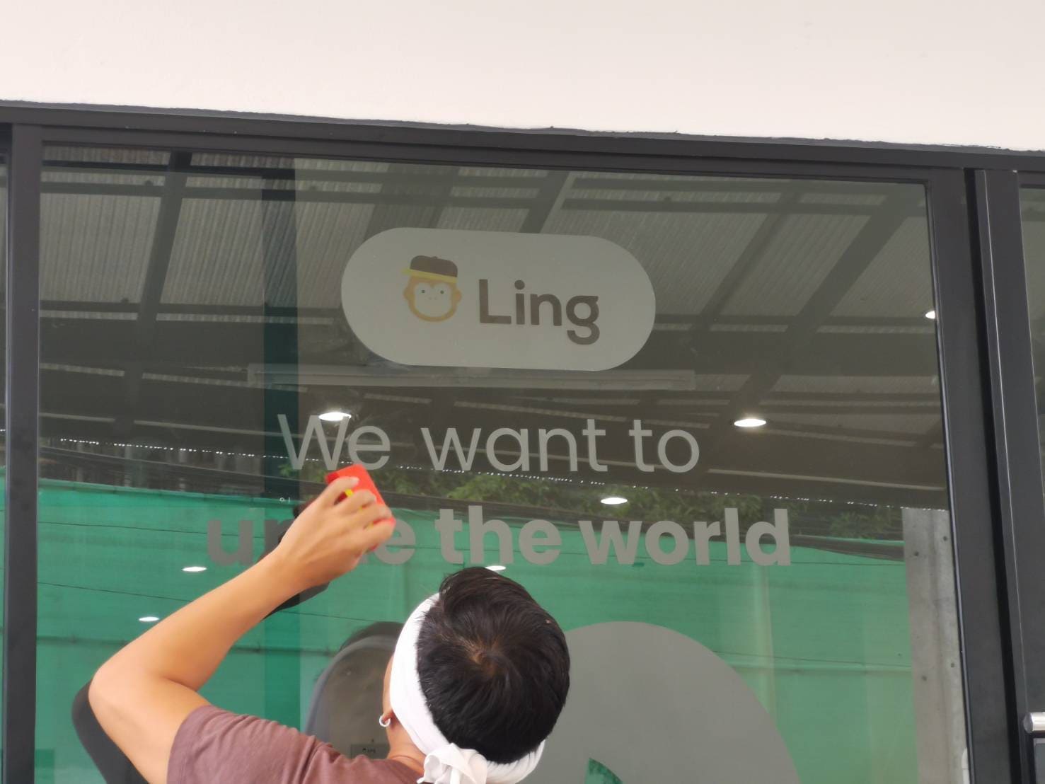 ช่างติดตั้งสติ๊กเกอร์ขุ่น