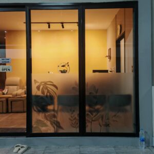 รับทำสติ๊กเกอร์ขุ่นติดกระจก