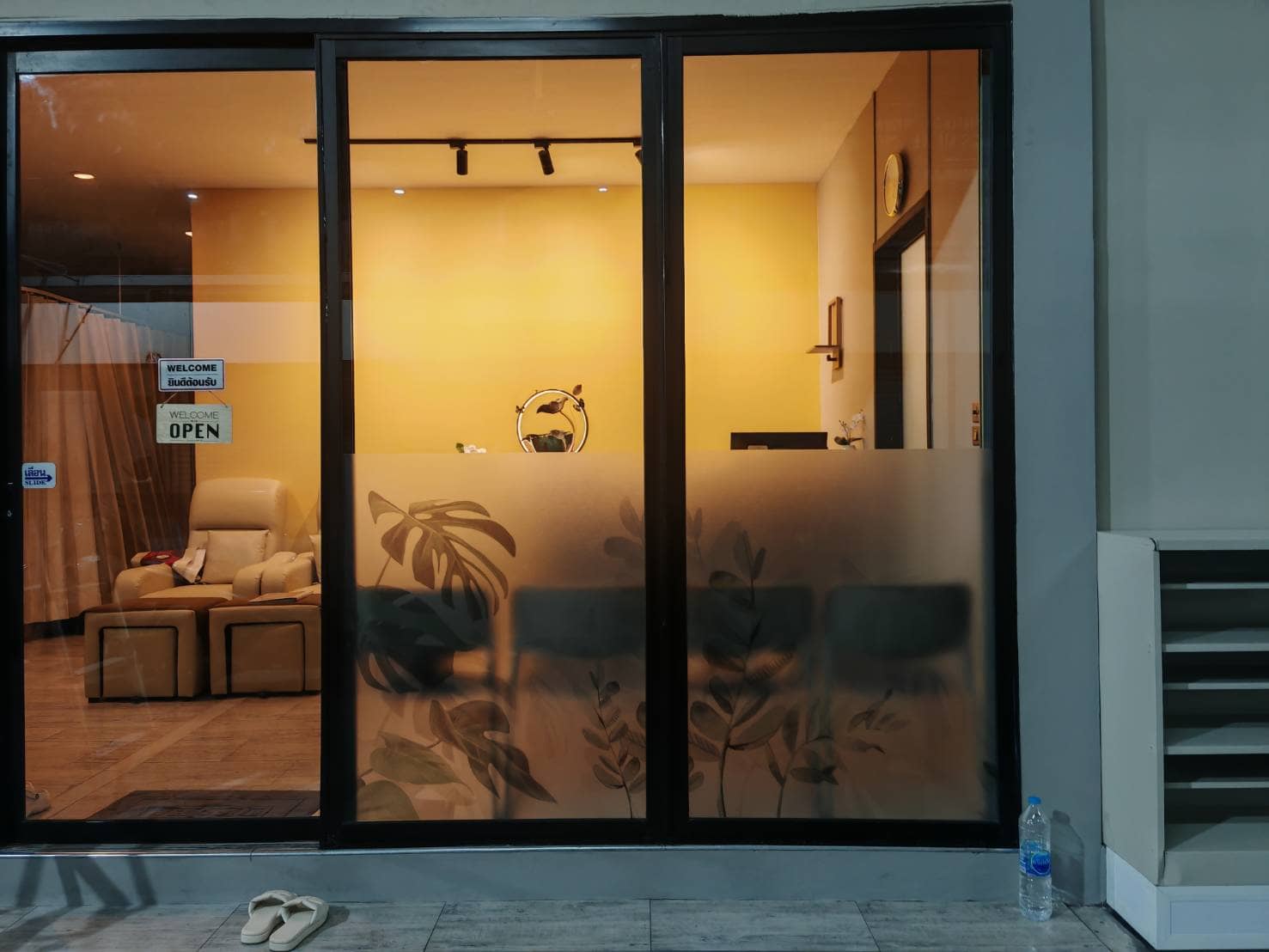 รับทำสติ๊กเกอร์ขุ่นติดกระจก