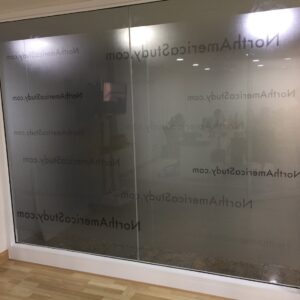 ช่างติดตั้งสติ๊กเกอร์ขุ่น