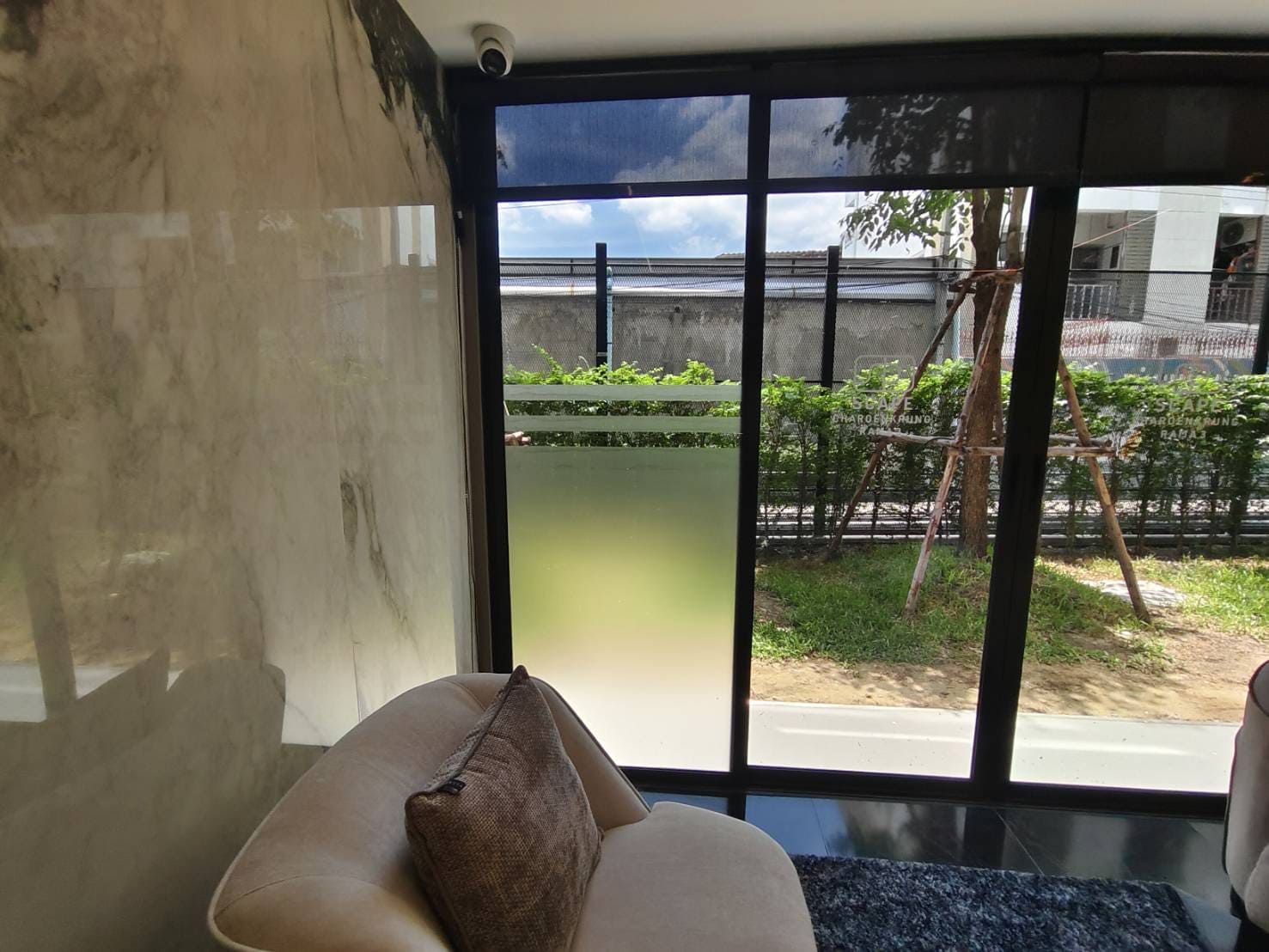 สติ๊กเกอร์ขุ่นติดกระจกบ้าน