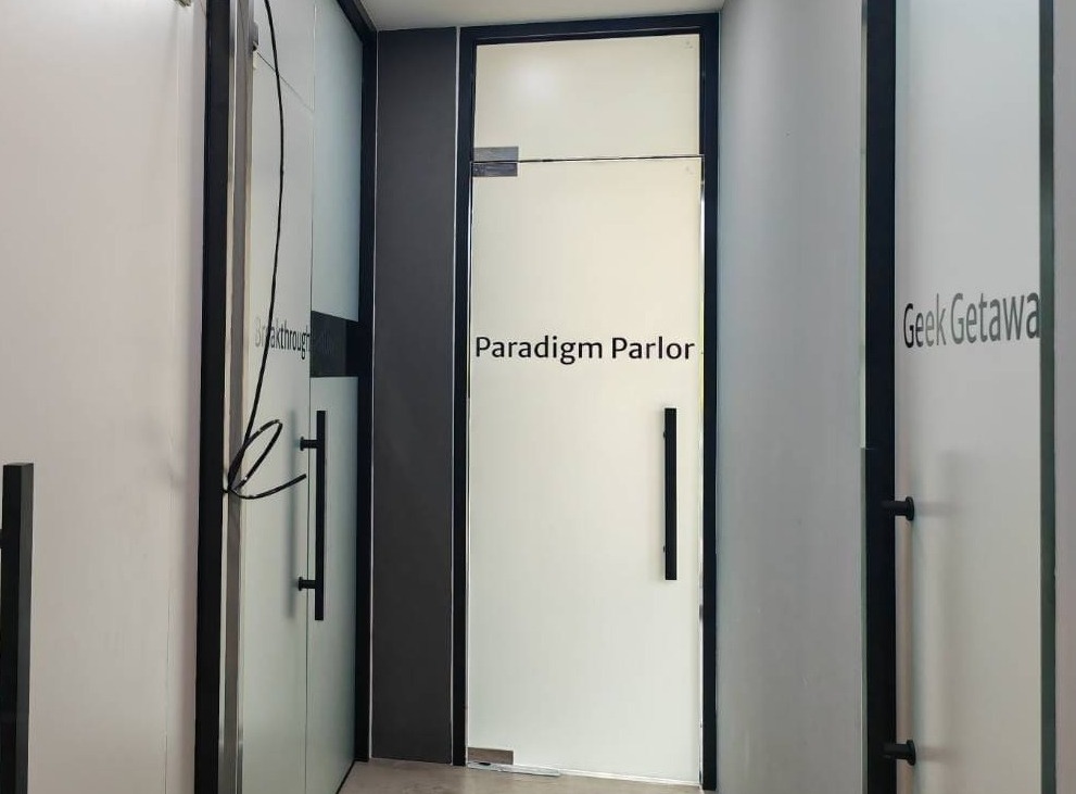 สติ๊กเกอร์ขุ่นติดประตูกระจก