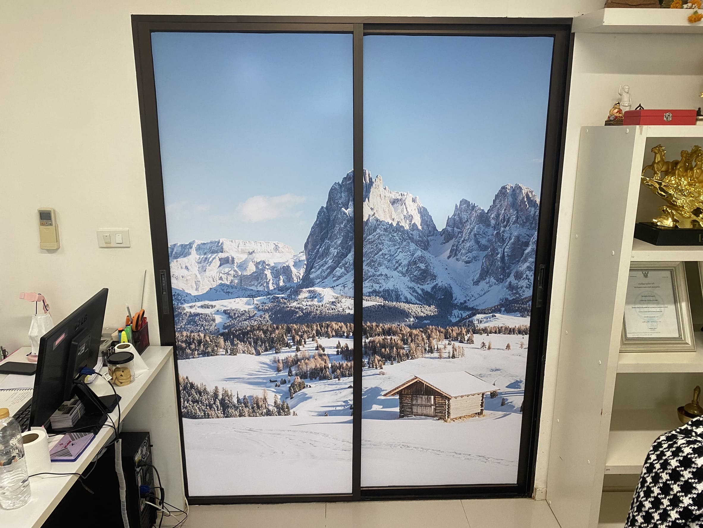 สติ๊กเกอร์ซีทรูติดกระจกสำนักงาน