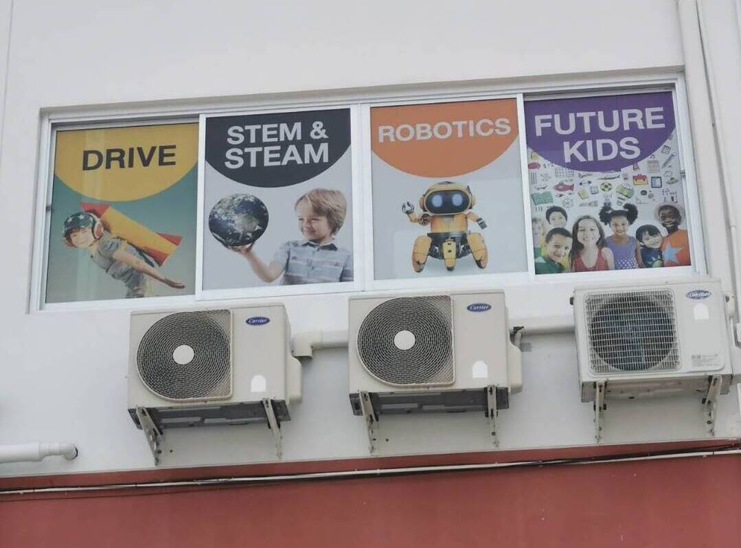 สติ๊กเกอร์ซีทรูติดกระจกสำนักงาน ด่วน