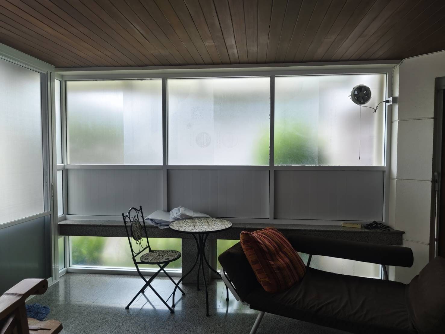 สติ๊กเกอร์ติดกระจกฝ้าห้องนั่งเล่น