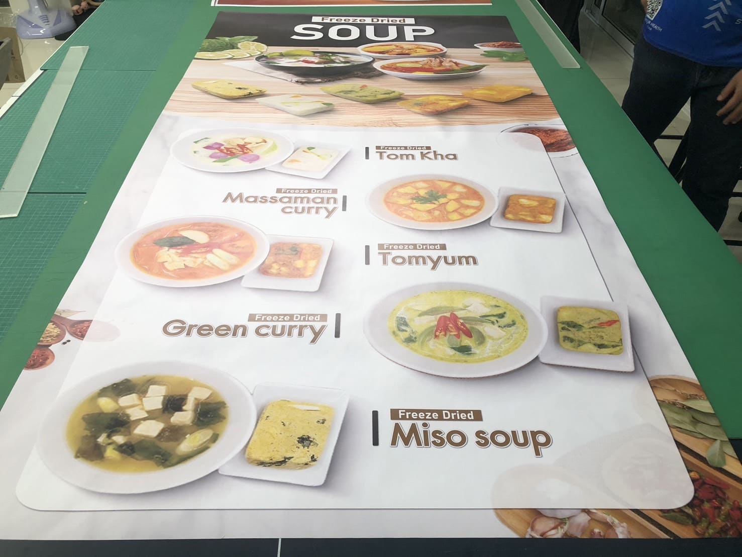 พิมพ์สติ๊กเกอร์ติดกระจกร้านอาหาร พร้อมช่างติดตั้ง