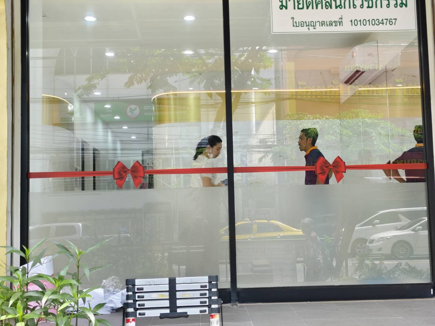 สติ๊กเกอร์ติดกระจกสำนักงาน ราคา