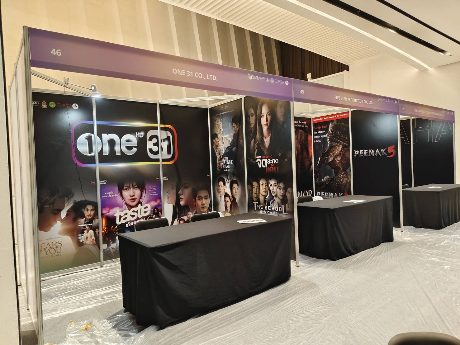 สติ๊กเกอร์ติดผนังตกแต่งบูธ งานอีเว้นท์