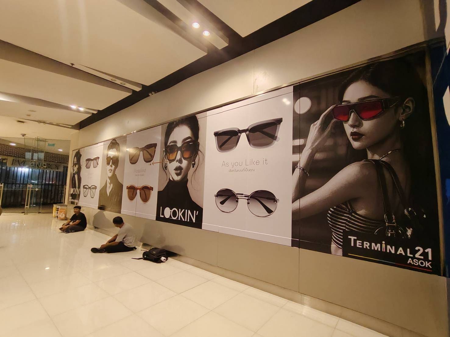 สติ๊กเกอร์ติดผนังตกแต่งร้านขนาดใหญ่