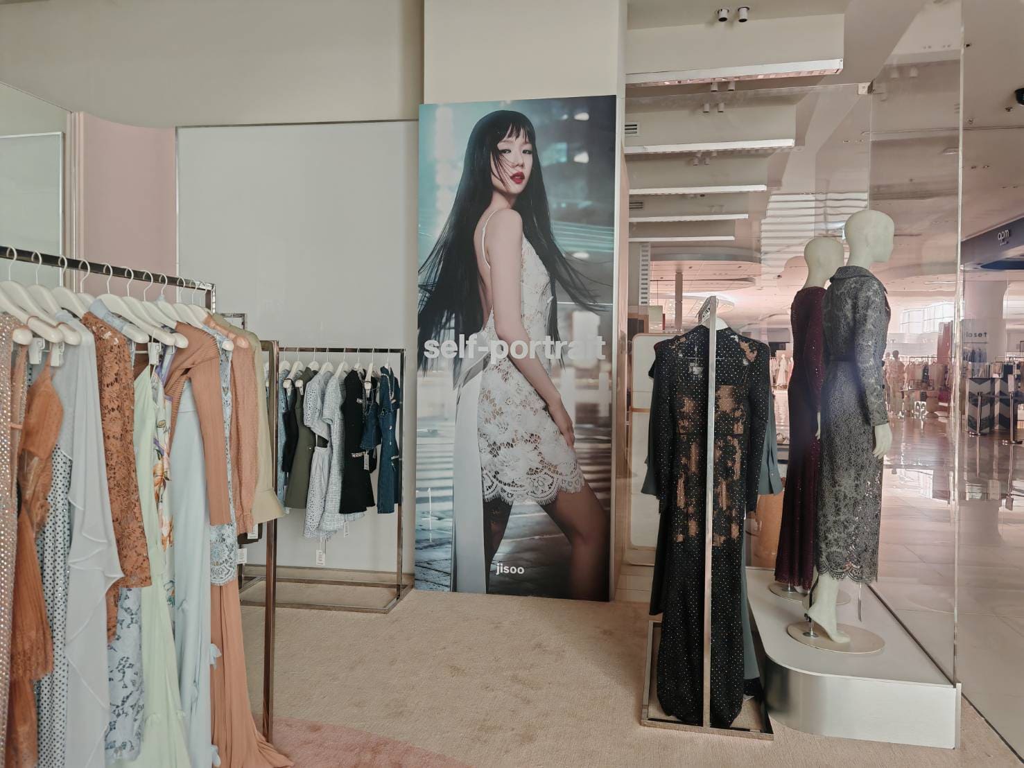 สติ๊กเกอร์ติดผนังโฆษณา