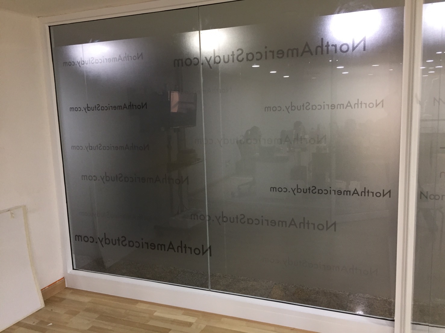 ติดสติ๊กเกอร์ฝ้ากระจก