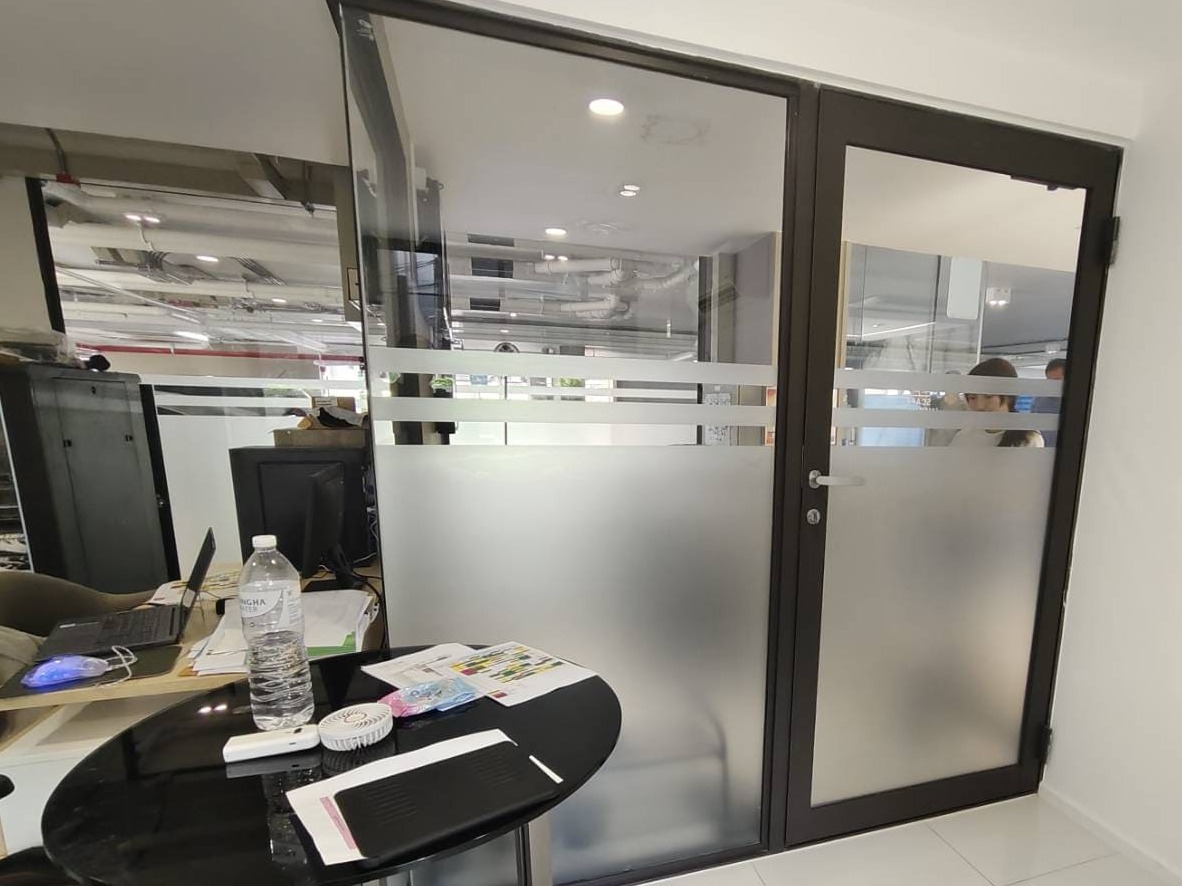 สติ๊กเกอร์ฝ้า 3m ติดกระจกสำนักงาน