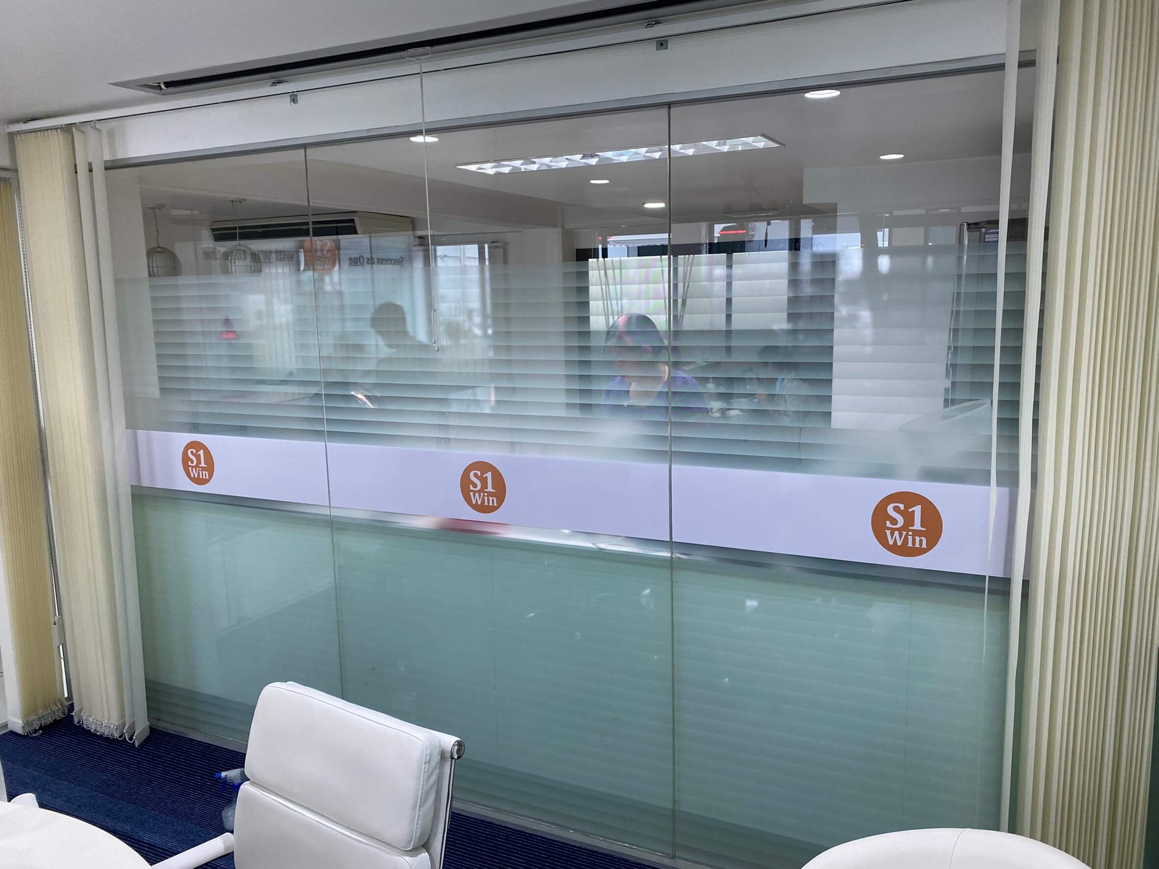 สติ๊กเกอร์ฝ้าติดกระจกสำนักงาน